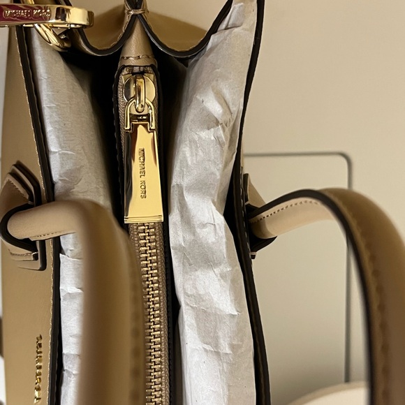 BNWT Michael Kors Large Mercer tote in Camel - Picture 6 of 13